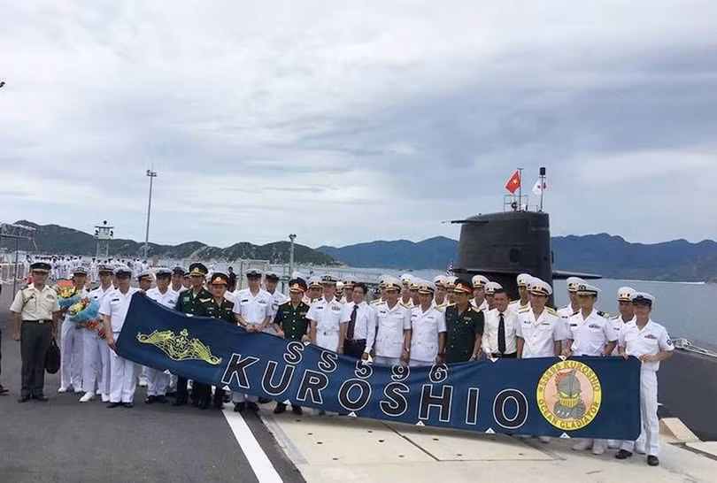 Tàu ngầm Kuroshio cập cảng Cam Ranh lthăm và giao lưu hữu nghị với Hải quân Việt Nam (Ảnh: Báo Thanh niên)