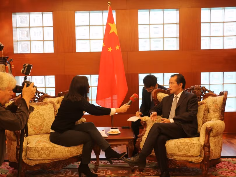 Đại sứ Trung Quốc Quế Tùng Hữu tiếp các nhà báo Thụy Điển, phản đối cảnh sát nước này “đối xử thô bạo, xâm phạm quyền lợi hợp pháp của công dân Trung Quốc” Đại sứ Trung Quốc Quế Tùng Hữu tiếp các nhà báo Thụy Điển, phản đối cảnh sát nước này “đối xử thô bạo, xâm phạm quyền lợi hợp pháp của công dân Trung Quốc”