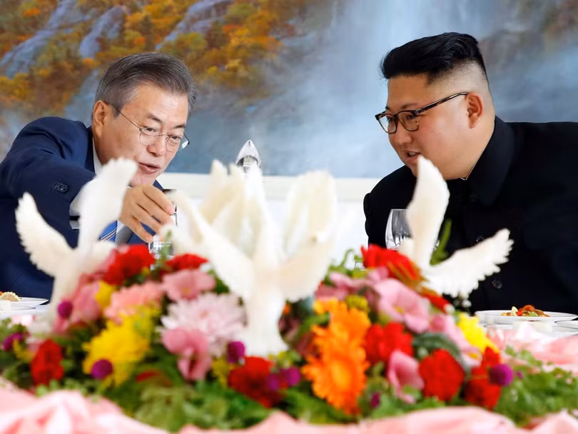 Hai nhà lãnh đạo trong bữa tiệc chào mừng