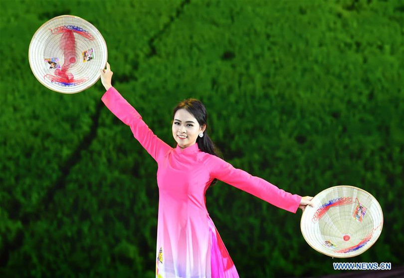 Nghệ sỹ Việt Nam múa nón trong trang phục áo dài