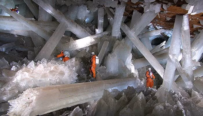 Những cột pha lê khổng lồ