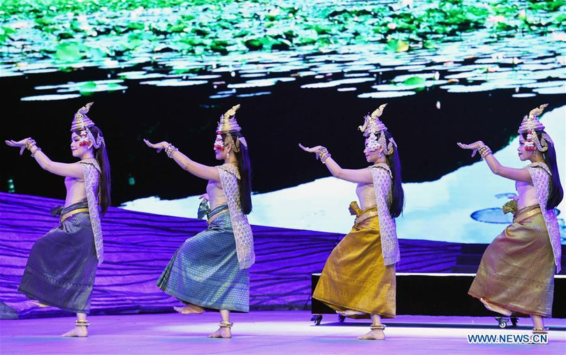 Các nghệ sỹ đến từ Campuchia trình diễn trang phục dân tộc