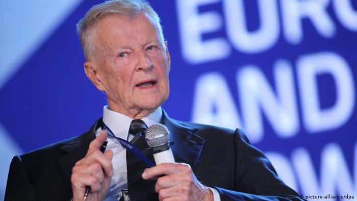 Zbigniew Brzezinski-Cựu Cố vấn an ninh quốc gia Mỹ: “Trật tự thế giới mới do Mỹ kiểm soát sẽ được xây dựng trên cơ sở các mảnh vỡ từ sự tan rã của nước Nga” (Ảnh: DW) 