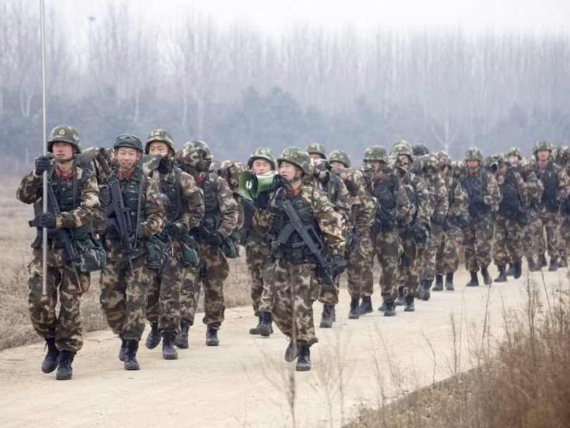 Quân đội Trung Quốc huấn luyện hành quân bộ đường dài.