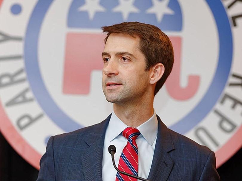 Thượng nghị sỹ Tom Cotton của Đảng Cộng hòa người cùng các đồng nghiệp trình một dự luật yêu cầu Tổng thống Donald Trump cấm xuất khẩu các phụ tùng cho các công ty Huawei và ZTE.