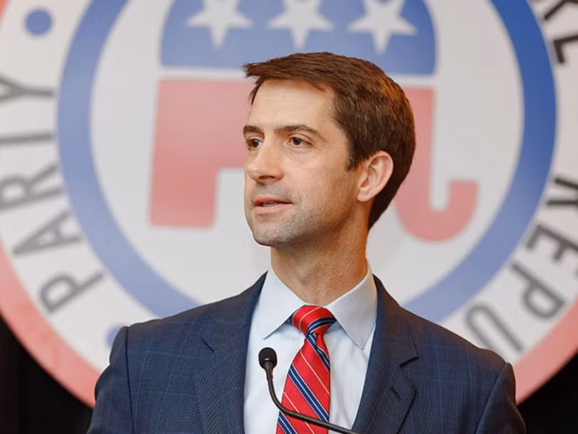 Thượng nghị sỹ Tom Cotton của Đảng Cộng hòa người cùng các đồng nghiệp trình một dự luật yêu cầu Tổng thống Donald Trump cấm xuất khẩu các phụ tùng cho các công ty Huawei và ZTE.