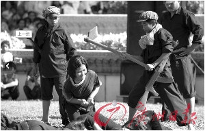 Lính Khmer Đỏ dùng gậy đập chết những người dân vô tội Lính Khmer Đỏ dùng gậy đập chết những người dân vô tội