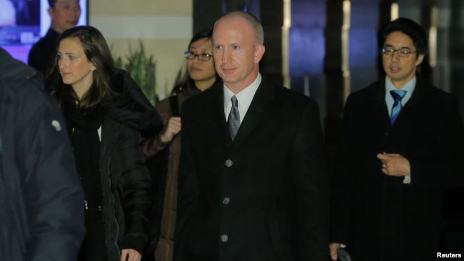 Ông Jeffery Gerrish (giữa) và các thành viên đoàn đàm phán Mỹ tới Bắc Kinh.