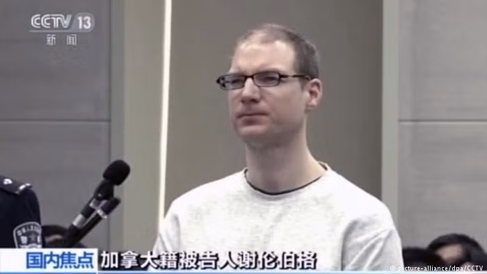 Có ý kiến cho rằng bị cáo Robert Schellenberg là nạn nhân đòn trả đũa của Trung Quốc sau vụ bà Mạnh Vãn Chu bị Canada bắt giữ. Có ý kiến cho rằng bị cáo Robert Schellenberg là nạn nhân đòn trả đũa của Trung Quốc sau vụ bà Mạnh Vãn Chu bị Canada bắt giữ.