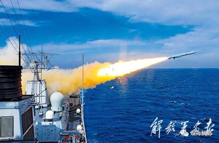 Tàu chiến Trung Quốc diễn tập bắn tên lửa trên biển. Tàu chiến Trung Quốc diễn tập bắn tên lửa trên biển.