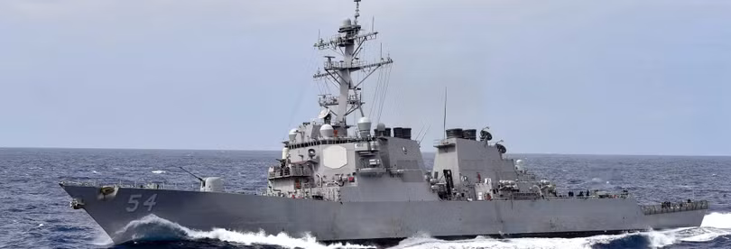 Khu trục hạm mang tên lửa đạn đạo Mc Campbell hoạt động trong eo biển Đài Loan.