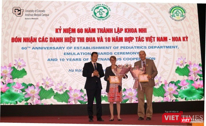 Tặng thưởng cho các chuyên gia Mỹ có nhiều thành tích trong hợp tác với Khoa Nhi