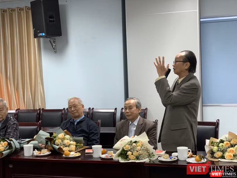 Các thế hệ giáo sư đi trước phát biểu ghi nhận sự trưởng thành vượt bậc của Trường Đại học Y Hà Nội thời gian qua