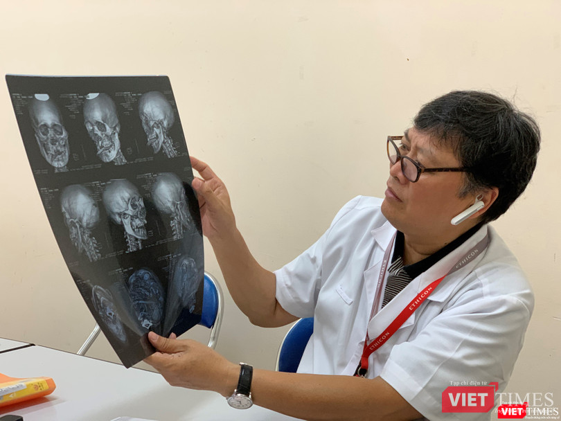 PGS.TS Nguyễn Đức Chính - Trưởng khoa Phẫu thuật nhiễm khuẩn trao đổi về tình trạng bệnh của bệnh nhân 