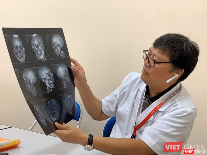 PGS.TS Nguyễn Đức Chính - Trưởng khoa Phẫu thuật nhiễm khuẩn trao đổi về tình trạng bệnh của bệnh nhân 