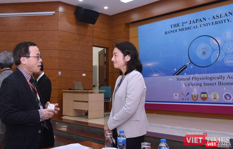 GS.TS. Tạ Thành Văn – Hiệu trưởng Trường Đại học Y Hà Nội trao đổi với bà Chuma Ai - Bí thư thứ 2 Đại sứ quán Nhật Bản tại Việt Nam tại hội thảo 