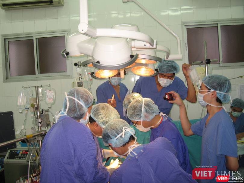 Hầu hết các ca ghép tạng nổi tiếng ở Bệnh viện Việt Đức đều có sự tham gia chính của các giáo viên Trường Đại học Y Hà Nội Hợp tác giữa Viện -Trường là mối quan hệ truyền thống trong khám và điều trị