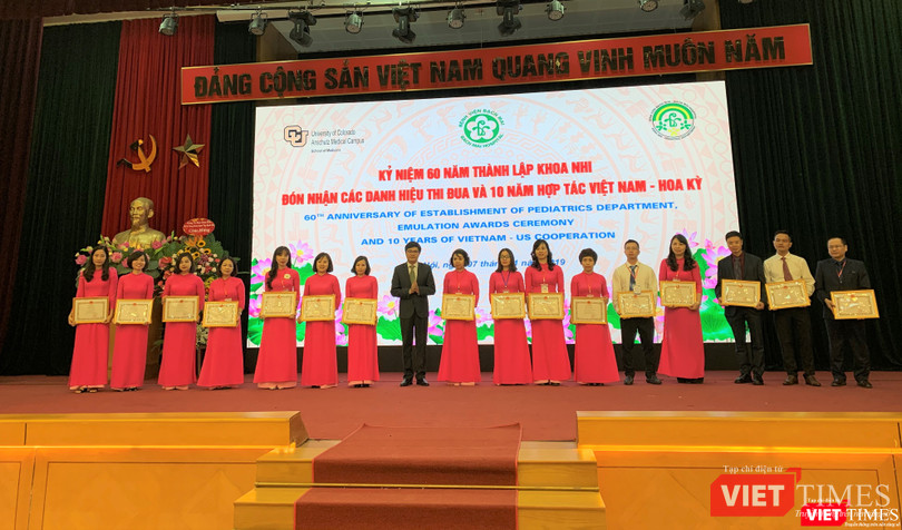 PGS.TS. Nguyễn Tuấn Hưng - Phó Vụ trưởng Vụ TCCB (Bộ Y tế) trao phần thưởng của Bộ Y tế cho các cá nhân xuất sắc 