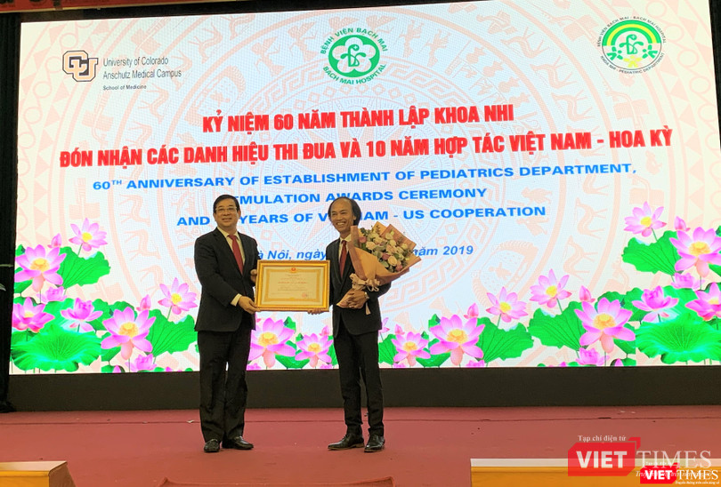 PGS.TS Lương Ngọc Khuê trao Huân chương Lao động hạng Nhì cho PGS.TS. Nguyễn Tiến Dũng – nguyên Trưởng Khoa Nhi