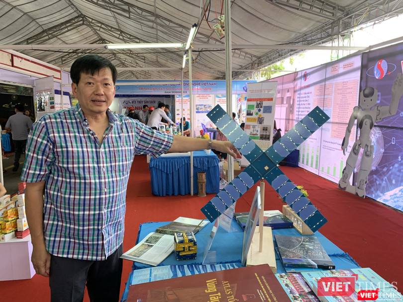 PGS.TS. Phan Tiến Dũng giới thiệu về mô hình vệ tinh do các nhà khoa học Việt Nam chế tạo sắp phóng vào vũ trụ PGS.TS. Phan Tiến Dũng – Phó Ban ứng dụng và triển khai công nghệ (Viện Hàn lâm KH&CN Việt Nam) giới thiệu về mô hình vệ tinh do các nhà khoa học Việt Nam chế tạo sắp phóng vào vũ trụ