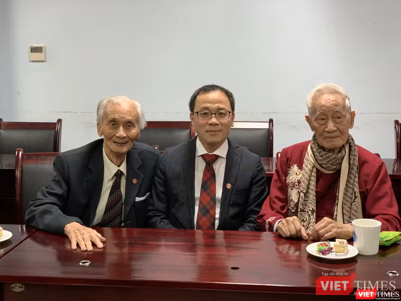 GS.TS. Tạ Thành Văn và 2 giáo sư nguyên là Phó Hiệu trưởng Trường Đại học Y Hà Nội: Giáo Thẩm Trọng Tảo, 104 tuổi; giáo sư Đỗ Doãn Đại, 97 tuổi