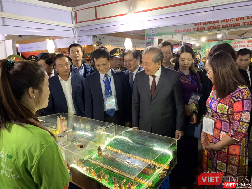 Phó Thủ tướng Thưòng trực Trương Hòa Bình tham quan các sản phẩm KH&CN của các nhà khoa học tại TechDemo 2019 tại Gia Lai