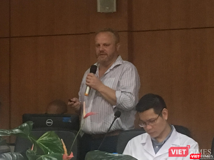 Chuyên gia nước ngoài trao đổi với các bác sĩ của Bệnh viện Đại học Y Hà Nội