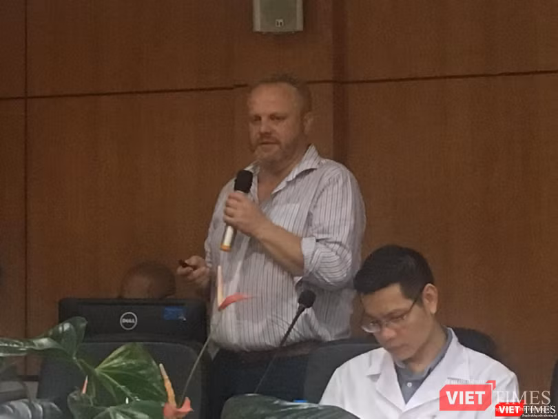 Chuyên gia nước ngoài trao đổi với các bác sĩ của Bệnh viện Đại học Y Hà Nội