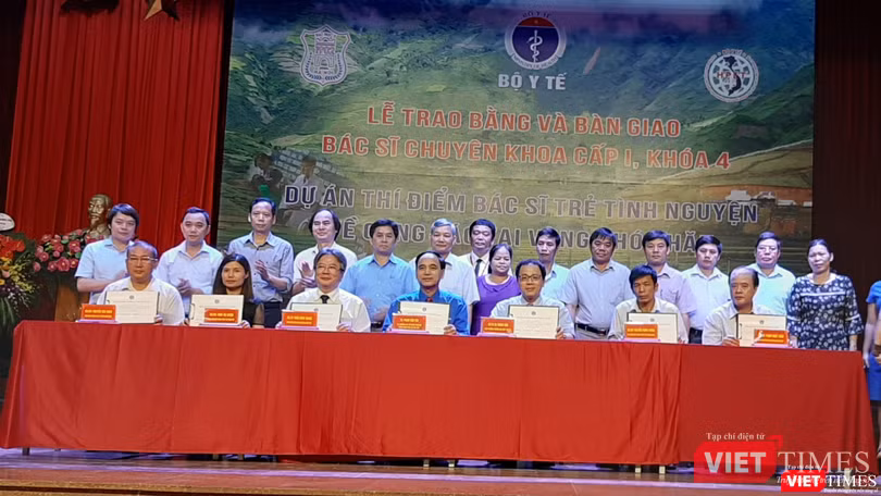 Lãnh đạo Bộ Y tế, Đại học Y Hà Nội, Bệnh viện Việt Đức ký cam kết đào tạo các bác sĩ trẻ tình nguyện cho các vùng khó khăn
