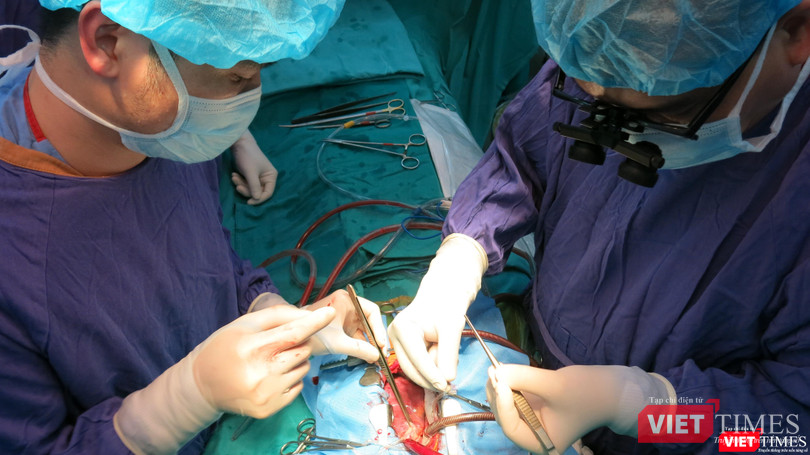 PGS.TS Nguyễn Hữu Ước phẫu thuật tim mạch cứu sống một bệnh nhân nước ngoài