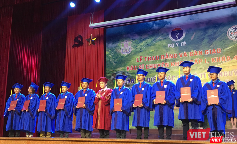 GS. Tạ Thành Văn - Hiệu trưởng Trường Đại học Y Hà Nội trao Bằng tốt nghiệp cho các bác sĩ trẻ GS. Tạ Thành Văn - Hiệu trưởng Trường Đại học Y Hà Nội trao Bằng tốt nghiệp cho các bác sĩ trẻ