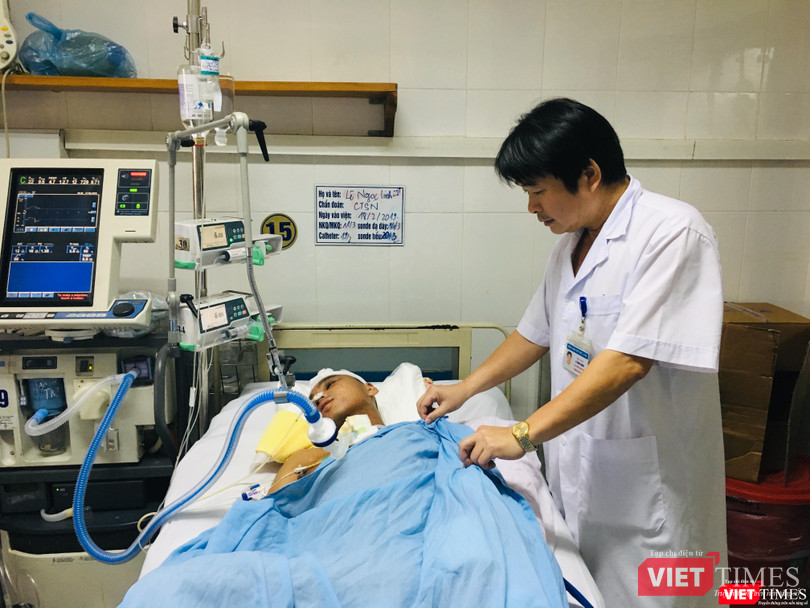 TS. Lê Hồng Nhân – Trưởng khoa thần kinh II chăm sóc cho một bệnh nhân người nước ngoài sau mổ