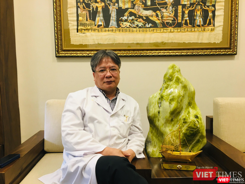 GS. Tran Bình Giang bên mô hình du thuyển do Đại sứ Qatat tại Việt Nam tặng