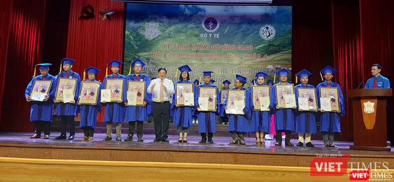 Thứ trưởng Bộ Y tế Nguyễn Viết Tiến trao giấy chứng nhận hành nghề cho các bác sĩ trẻ Thứ trưởng Bộ Y tế Nguyễn Viết Tiến trao giấy chứng nhận hành nghề cho các bác sĩ trẻ