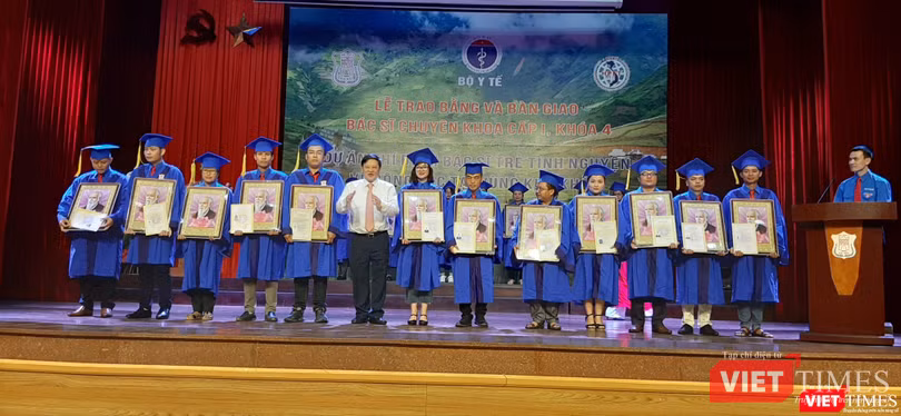 Thứ trưởng Bộ Y tế Nguyễn Viết Tiến trao giấy chứng nhận hành nghề cho các bác sĩ trẻ