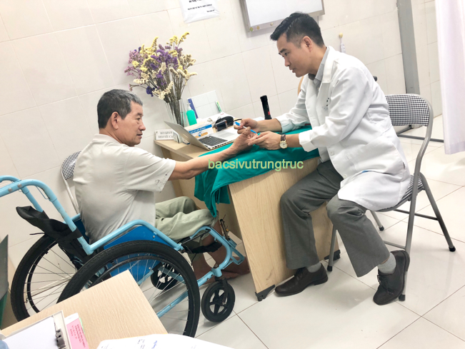 BS. Vũ Trung Trực kiểm tra lại vết cho bệnh nhân BS. Vũ Trung Trực kiểm tra lại vết nối cho bệnh nhân
