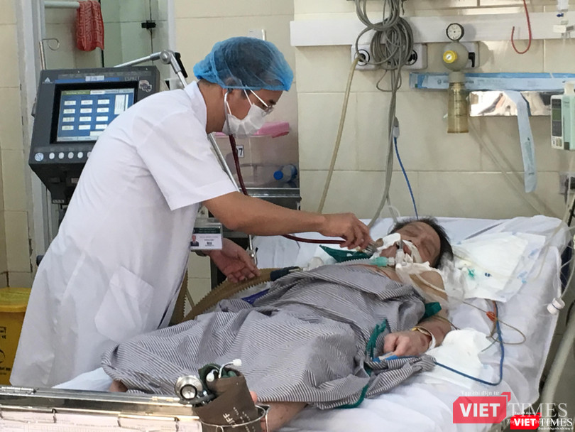 PGS.TS. Đỗ Duy Cường kiểm tra bệnh cho bệnh nhân bị cúm biến chứng khó qua khỏi