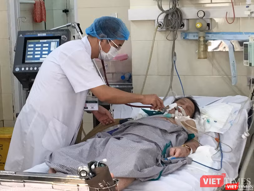 PGS.TS. Đỗ Duy Cường kiểm tra bệnh cho bệnh nhân bị cúm biến chứng khó qua khỏi