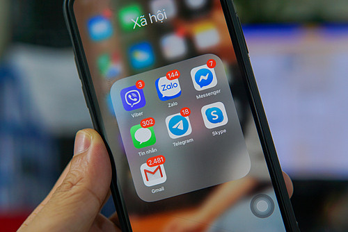 Nhiều ngươìcài hàng chục ứng dụng nhắn tin trên smartphone của mình. Ảnh:Lưu Quý. Nhiều người dùng phải cài hàng chục ứng dụng nhắn tin trên smartphone của mình. Ảnh: Lưu Quý