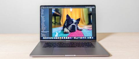 MacBook Pro 16 inch 2019 cũng dày hơn sản phẩm tiền nhiệm. Ảnh:TechRadar. MacBook Pro 16 inch 2019 cũng dày hơn sản phẩm tiền nhiệm. Ảnh: TechRadar.