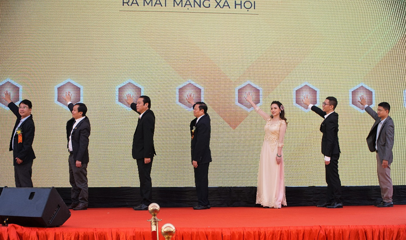 Các đại biểu cùng nhấn nút chính thức ra mắt mạng xã hội dayhoc.net.vn