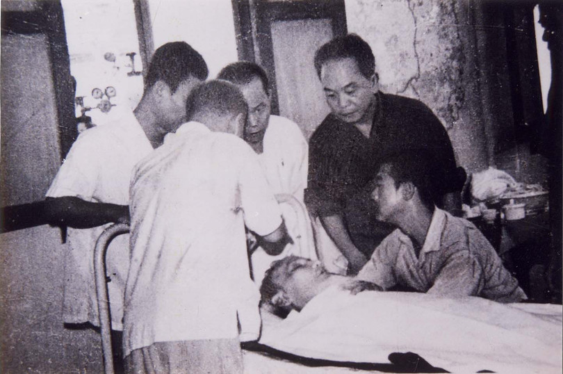 Đại tướng Võ Nguyên Giáp và các đồng chí lãnh đạo Đảng, Nhà nước bên giường bệnh Hồ Chủ tịch Đại tướng Võ Nguyên Giáp và các đồng chí lãnh đạo Đẩng, Nhà nước bên giường bệnh Hồ Chủ tịch
