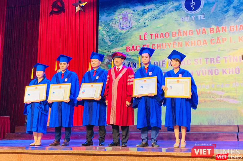PGS.TS. Đoàn Quốc Hưng – Phó Hiệu trưởng Trường Đại học Y Hà Nội trao Bằng cho các bác sĩ trẻ xuất sắc nhất