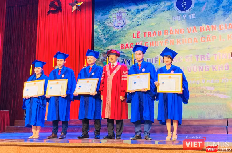 PGS.TS. Đoàn Quốc Hưng – Phó Hiệu trưởng Trường Đại học Y Hà Nội trao Bằng cho các bác sĩ trẻ xuất sắc nhất