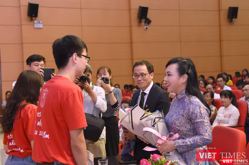 Các sinh viên tặng hoa Bộ trưởng Nguyễn Thị Kim Tiến và Hiệu trưởng Tạ Thành Văn