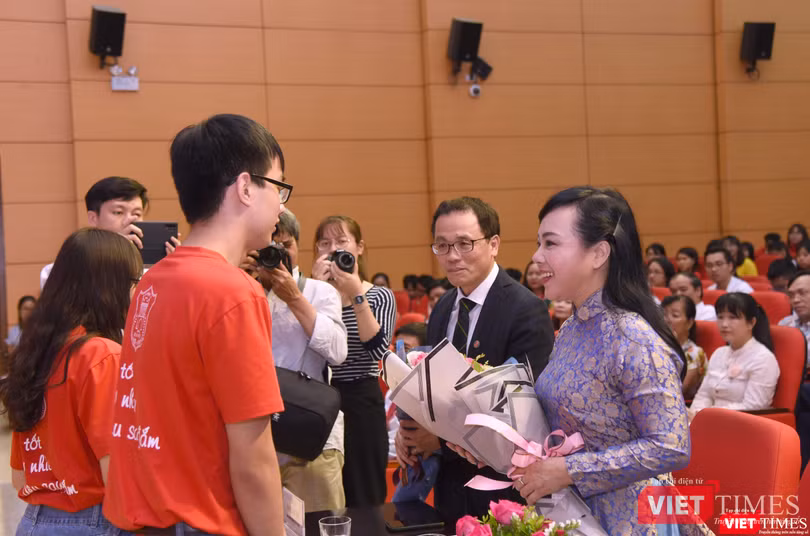 Các sinh viên tặng hoa Bộ trưởng Nguyễn Thị Kim Tiến và Hiệu trưởng Tạ Thành Văn