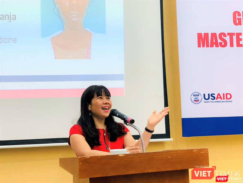 GS.TS. Lê Thị Hương – Viện trưởng Viện Đào tạo YHDP và YTCC bế giảng khóa học quốc tế YTCC GS.TS. Lê Thị Hương – Viện trưởng Viện Đào tạo YHDP và YTCC phát biểu bế giảng khóa học quốc tế YTCC