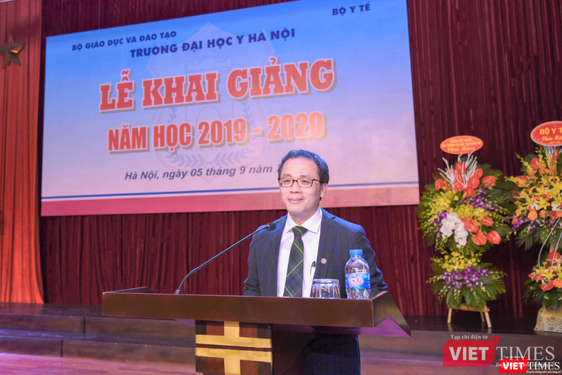 GS.TS. Tạ Thành Văn - Hiệu trưởng Trường Đại học Y Hà Nội – chào mừng các tân sinh viên