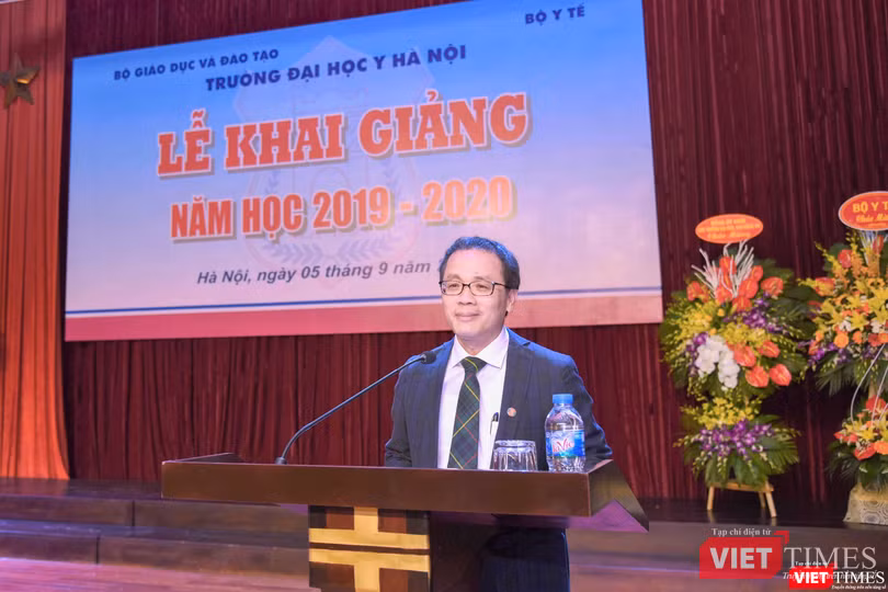 GS.TS. Tạ Thành Văn - Hiệu trưởng Trường Đại học Y Hà Nội – chào mừng các tân sinh viên