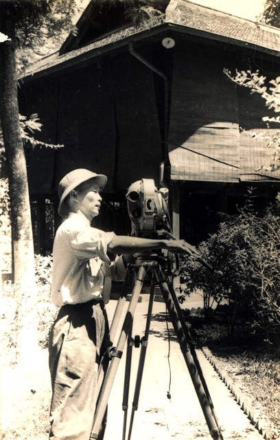 Nhà quay phim Trần Anh Trà đang quay cảnh nhà sàn Bác Hồ 9/1969 (ảnh NVCC) Nhà quay phim quân đội Trần Văn Trà (ảnh NVCC)